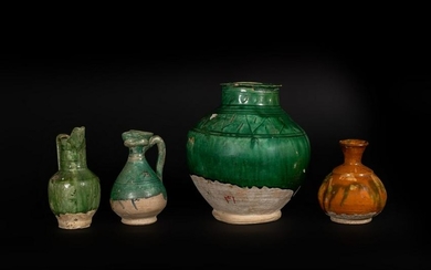Arte Islamica A group of four pottery itemsIran