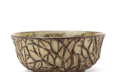 Axel Salto: Stoneware bowl. Exterior modelled with branches. Decorated with Sung glaze. H. 10.7 cm. Diam. 26.5–27 cm.
