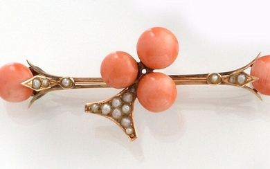 BARRET BROCHURE in 750 thousandths yellow gold decorated with coral and pearls (untested). Dimensions: 4 cm Gross weight: 7.83 gr. A yellow gold brooch with coral and pearls