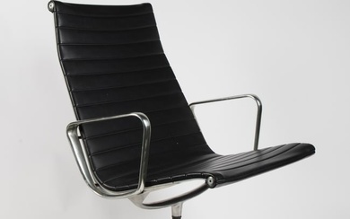 BLACK LEATHER LOUNGE CHAIR BY RAY AND CHARLES EAMES (AMERICAN 1912-1988 AND 1907-1978) FOR HERMAN