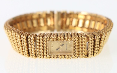 BOUCHERON Paris. Montre bracelet de dame en or. Boîtier et cadran rectangulaire à fond or....