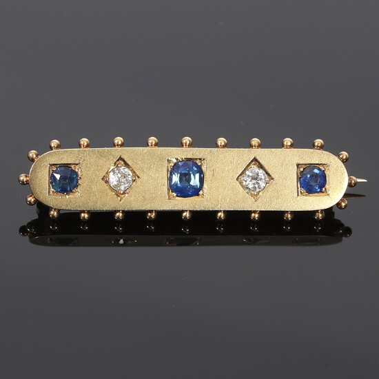 BROOCH, 14k gold, Neo-Etruscan style, with 3 sapphires tot. 1.2 ct. as well as 2 old-fashioned polished 2 pcs. diamonds tot. 0.5 ct. 19th century.