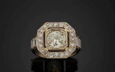 Bague en or gris 18K 750‰, ornée en son centre d’un diamant de taille ancienne...