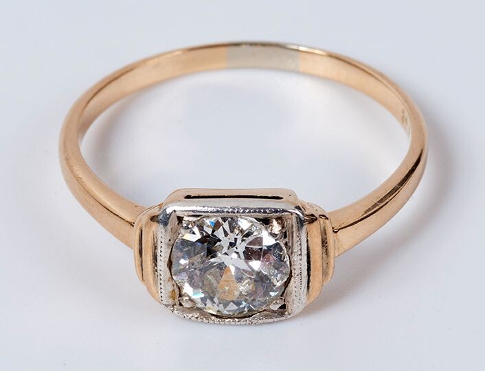 Bague solitaire en or jaune et or gris 18K (750 millièmes) ornée d'un diamant de...