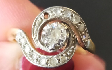 Bague tourbillon en or 18k (750e) et platine (850e), ornée d'un diamant taille ancienne en...