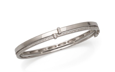 Bracelet jonc rigide ouvrant à charnière en or gris 750 millièmes, habillé d'une ligne et...