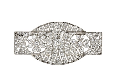 Broche française de style Art Déco en or blanc et diamants. 142 diamants totalisant 5...
