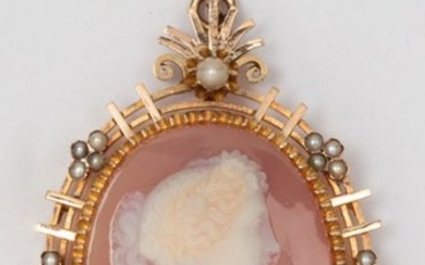 Brooch in yellow gold, adorned with a cameo...