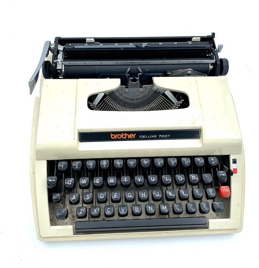 מכונת כתיבה - וינטג' של חברת Brother DeLuxe 7001 במצב תקין כולל המארז המקורי