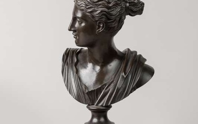 Buste de Femme au diadème en bronze sur socle colonne, Hauteur 47 cm.