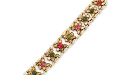 CARTIER, Paris (Monture) Ribbon bracelet composed of ten Indian floral motifs in 18k yellow gold