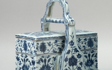 CHINESE BLUE AND WHITE PORCELAIN ARTIST'S BOX Rectangular, with carrying handle. Contains a rectangular box for brushes, four small...