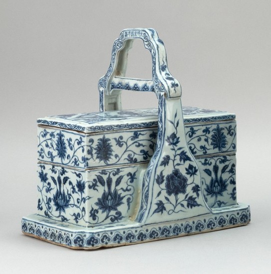 CHINESE BLUE AND WHITE PORCELAIN ARTIST'S BOX Rectangular, with carrying handle. Contains a rectangular box for brushes, four small...