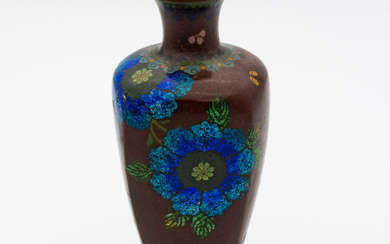 CHINESE CLOISONNÉ VASE, FLORAL DECORATION, AROUND 1920, CHINA.