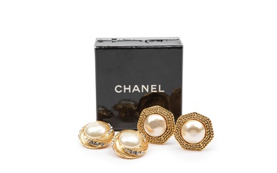 Chanel - Accessori Lot of two pairs of earrings Lot of two pairs of metal gilt tone and fancy pearls and rhinestones earrings (one pair with box)