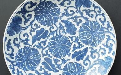 Charger (1) - Porcelain - Flowers - Very large Kangxi charger in very good condition Ø39.5 CM - China - Kangxi (1662-1722)