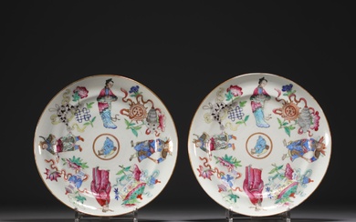 China - Pair of Famille Rose plates decorated with Wu...