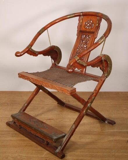 China, hardhouten vouwbare 'Jiaoyi' hoefijzer-fauteuil, late Qing-dynastie