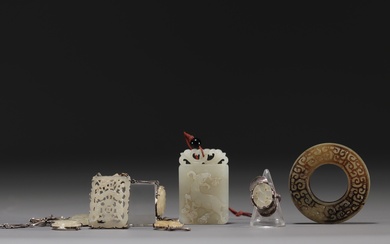 Chine - Ensemble de différents objets en Jade sculpté, une bague, un collier (à restaurer),...