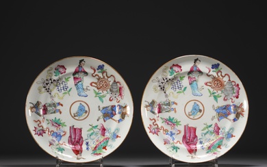Chine - Paire d'assiettes famille rose à décor de personnages Wu Shuang Pu. Poids: 850...