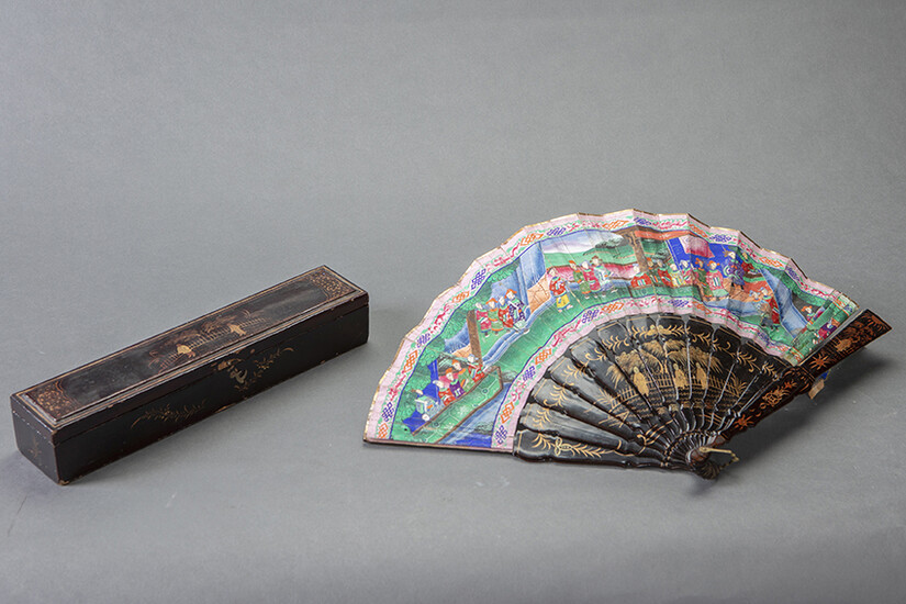 Chinese "Thousand Faces" fan. Cantonese work for export, c. 1860. Country painted with characters with faces in ivory, black lacquered rod with gold details. Fabric applications. In its original case in lacquered and gilded wood. From