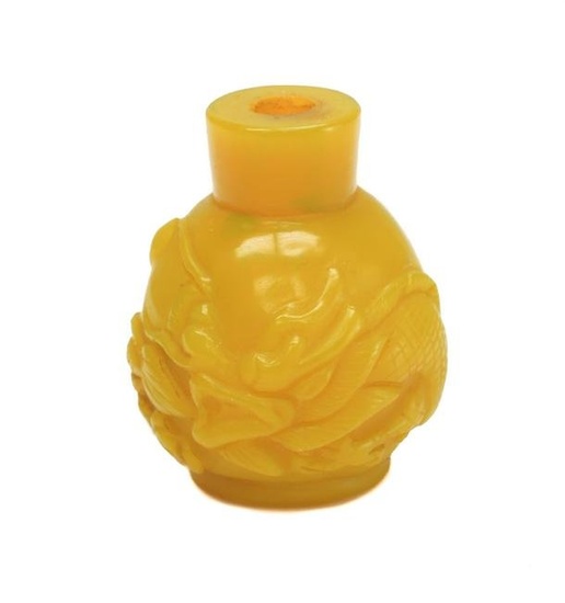 Chinese Yellow Peking Glass Hand Carved Dragon Snuff