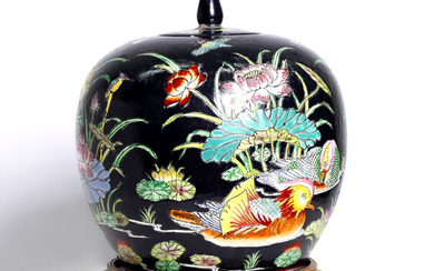 Chinese familnoiare jar, depicting ducks and lotus flowers. Late Qing dynasty.