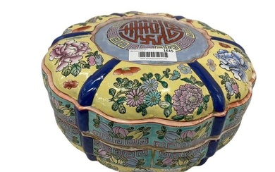 Chinese porcelain covered sweetmeats bowl