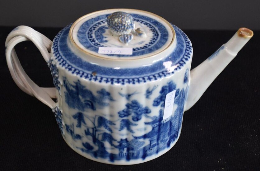Chinese porcelain teapot early XIX th century decorated with pagodas. Ht 12 cm.