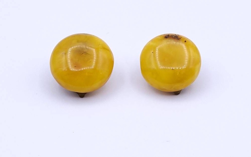 Clip d'oreille rond en ambre, d. 1,8cm, poids total 4,5g.