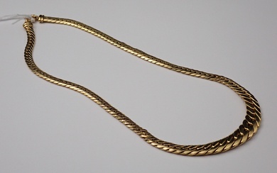 Collier en or, maille plate, L 42,5 cm, poids 21,7 gr (petits chocs)