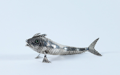 Contenitore a forma di pesce in argento inciso con corpo snodabile e occhi in pasta vitrea. Spagna, inizio secolo XX…