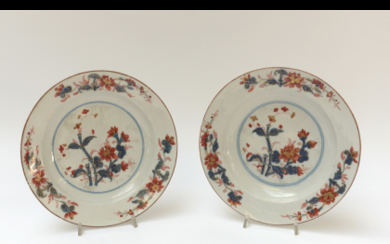 Coppia di piatti in porcellana Imari a decoro floreale (difetti) Cina, sec. XVIII (d. 24 cm.)