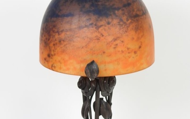 DAUM NANCY FRANCE. Lampe champignon en verre marmoréen orange et bleu, le pied en fer...
