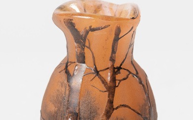 DAUM NANCY Vase miniature en verre multicouche dégagé à l'acide...