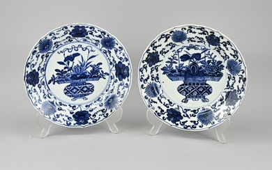 Deux assiettes en porcelaine chinoise Kang Xi à décor de vase fleuri. XVIIe - XVIIIe...