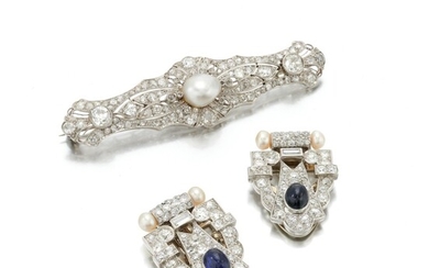 Double clip pearl, diamond and sapphire brooches and a pearl and diamond bar brooch (Doppie clip in perle, zaffiri e diamanti e una spilla a barra in perla e diamanti)
