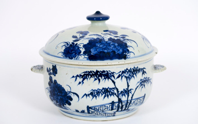 Eighteenth century Chinese covered porcelain terrine with blue-white floral decor - height and diameter : 21 and 22,5 cm ||18th Cent. Chinese lidded tureen in porcelain with blue-white decor