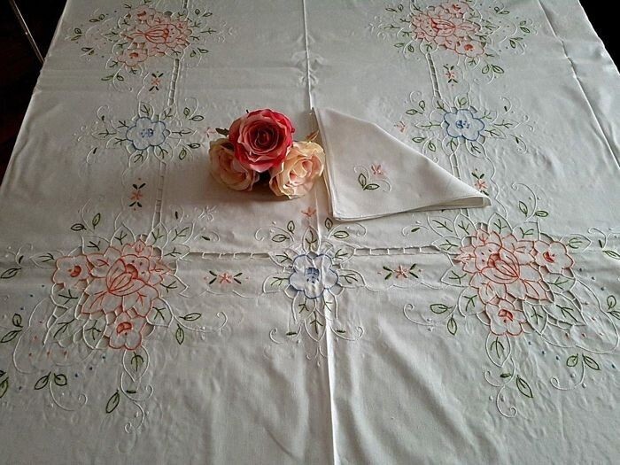 Elegant tablecloth x 12 (including 12 napkins) with Intaglio embroidery and hand satin stitch - Cotton, Linen