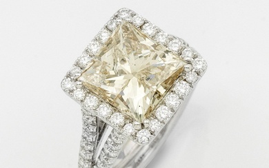Elégante bague solitaire en or blanc, taille 750. Sertie au centre d'un diamant d'env. 4,80...