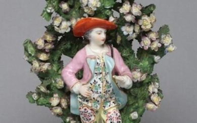 FIGURINE EN PORCELAINE DE CHELSEA, vers 1765, représentant un jeune homme portant un chapeau à...