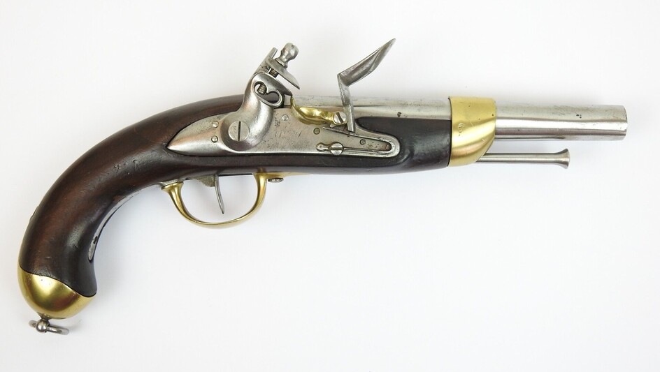 FRANCE. Pistolet à silex de cavalerie modèle 1816, monture en noyer à garnitures en laiton,...