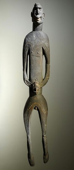 Female Figure holding a Trophy Head - Wood, Dry pigments - ex coll. J. Hoogerbrugge (1924-2014) - Asmat - West-Papua (former Irian Jaya)