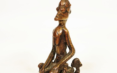 Figure assise, probablement Dogon, Mali, Afrique de l'Ouest, ,métal jaune, patine foncée, figure reptilienne féminine...