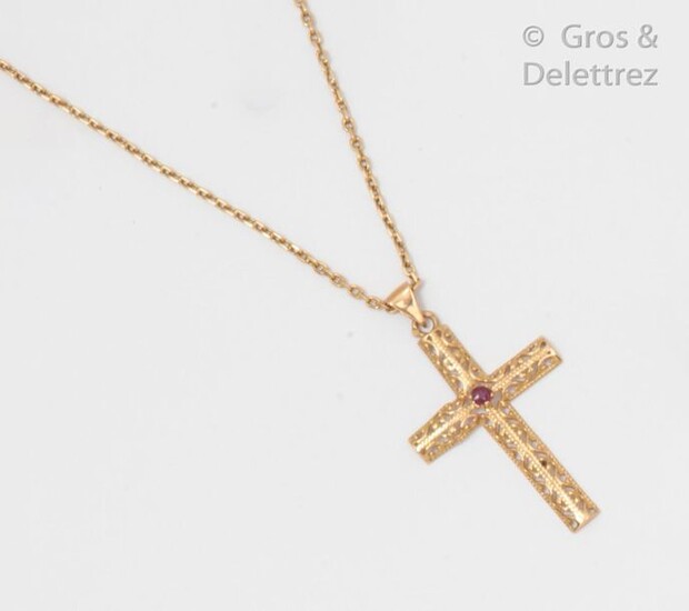 Filigree yellow gold filigree chain and cross pendant decorated with a ruby. P. 7,9g