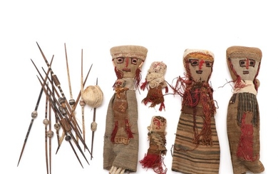 Four dolls one with child in the embrace of original woven fabrics from Chancay. ewn in the 20th century H. 11–29 cm. as well as 13 knitting needles.