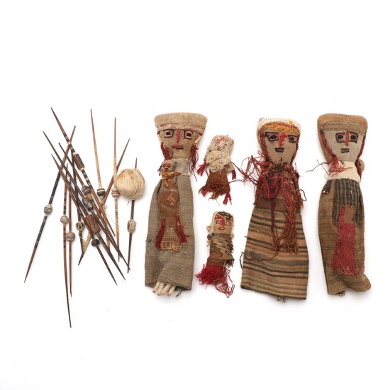 Four dolls one with child in the embrace of original woven fabrics from Chancay. ewn in the 20th century H. 11–29 cm. as well as 13 knitting needles.