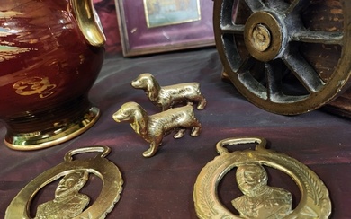 GEORGE VI HORSE BRASSES AND 2 SMALL BRASS SPANIEL DOGS