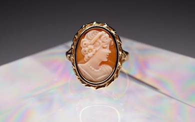 GOLD AND CARVED SHELL CAMEO RING.