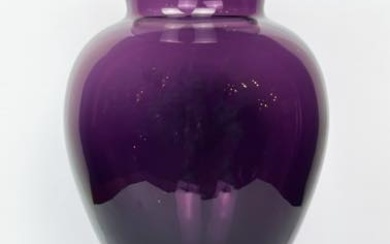 Grande vaso in vetro soffiato viola con corpo periforme e...